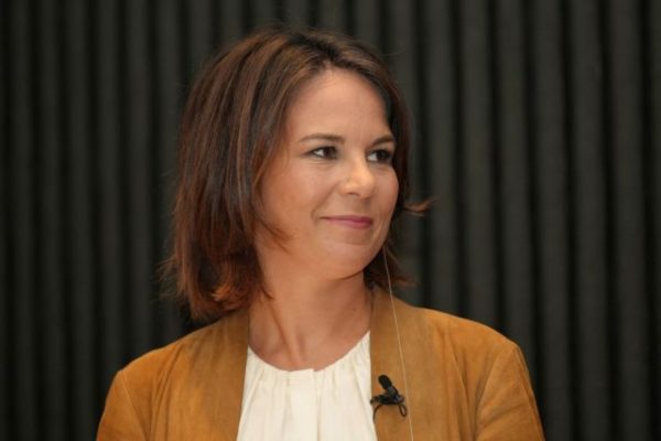 Μπέρμποκ: Αφήνει ανοιχτό το ενδεχόμενο να απαγορευτεί η είσοδος Ρώσων στην ΕΕ