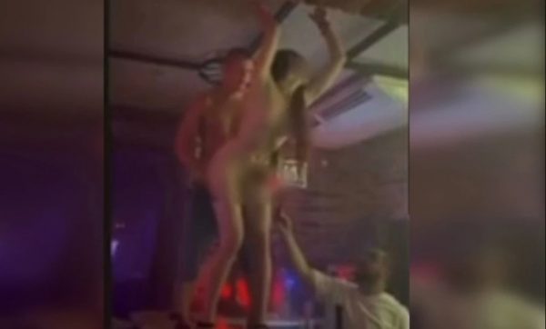 Σοκ… στην «ηρωική Κριμαία»: Εκαναν έρωτα πάνω στο μπαρ μπροστά σε 100 άτομα (βίντεο)