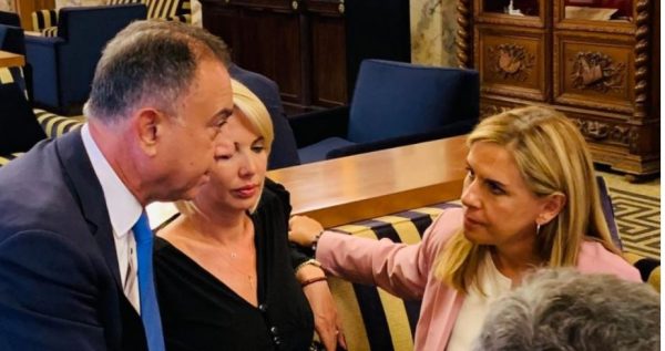 Παρασκήνιο από τη Βουλή – Τι έγινε στους διαδρόμους – Αποκλειστικές φωτογραφίες