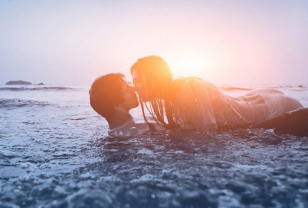 Σεξ στο νερό: Tips για να το απολαύσετε με ασφάλεια