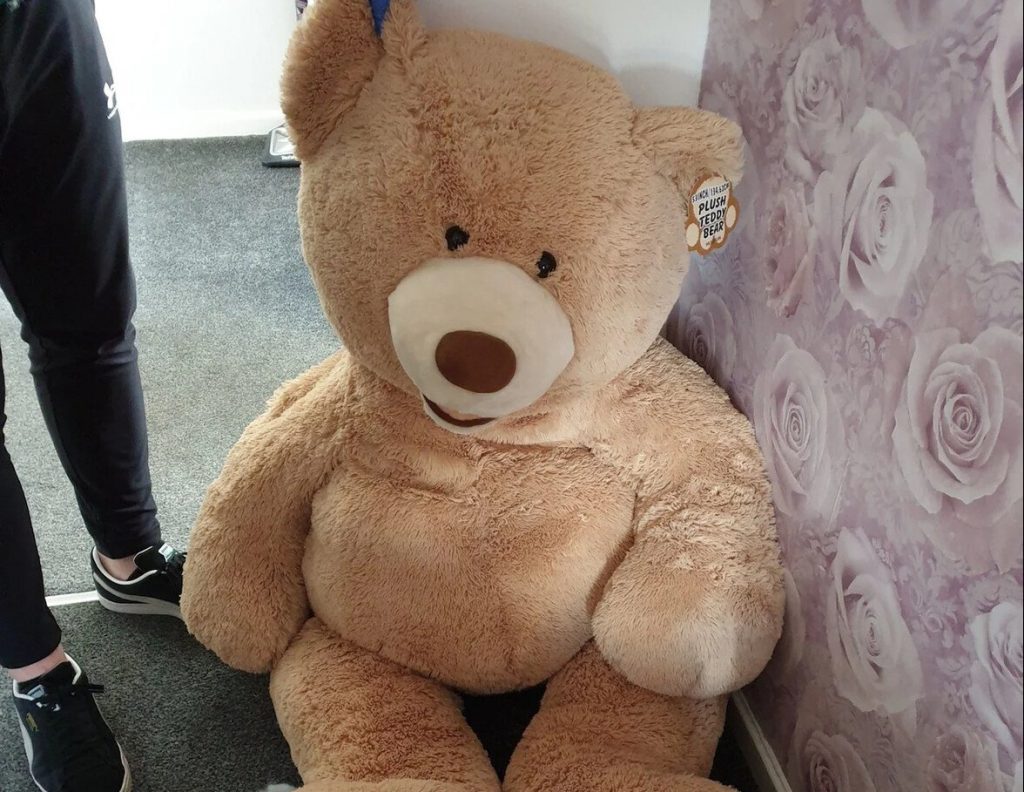 Κρύφτηκε σε πελώριο… λούτρινο αρκούδο για να γλιτώσει τη σύλληψη