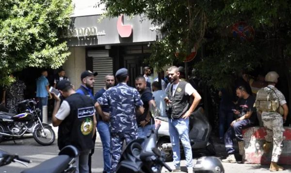 Βηρυτός: Άνδρας κρατά ομήρους το προσωπικό τράπεζας – Ποια είναι η απαίτησή του