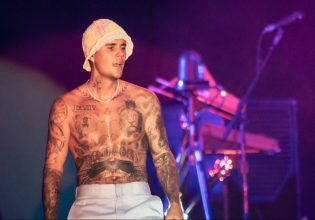 Τζάστιν Μπίμπερ: Επέστρεψε στη σκηνή μετά την παράλυση του προσώπου του