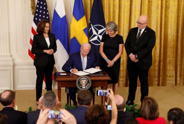 Μπάιντεν: Υπέγραψε την εισδοχή Φινλανδίας και Σουηδίας στο ΝΑΤΟ – «Ο Πούτιν παίρνει αυτό που δεν ήθελε»
