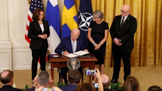 Μπάιντεν: Υπέγραψε την εισδοχή Φινλανδίας και Σουηδίας στο ΝΑΤΟ – «Ο Πούτιν παίρνει αυτό που δεν ήθελε»