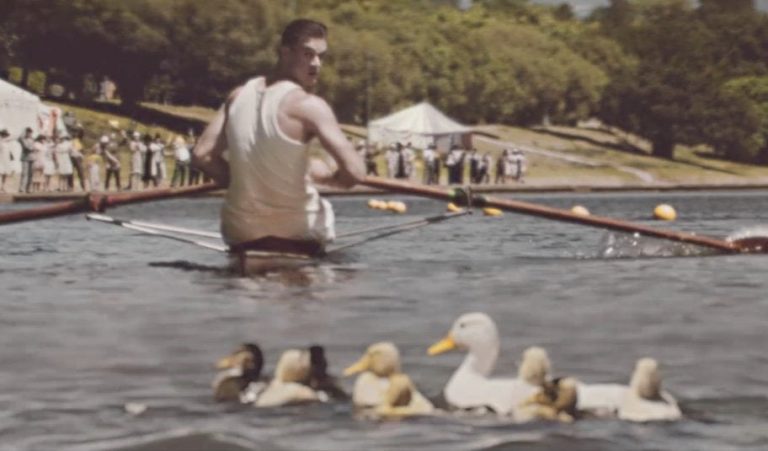 Ο πρωταθλητής κωπηλασίας που έκοψε ταχύτητα για να… περάσουν τα παπάκια