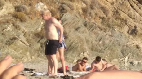 Μπόρις Τζόνσον: Πολυτελείς διακοπές στην Κάρυστο για την οικογένεια – Δείτε το αρχοντικό σπίτι που μένουν