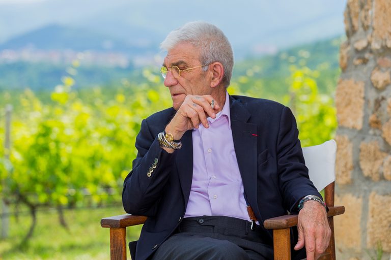 Guest star στο βίντεο κλιπ του «Μαλαγουζια και μπάφους μέσα στις βίλες» ο Γιάννης Μπουτάρης