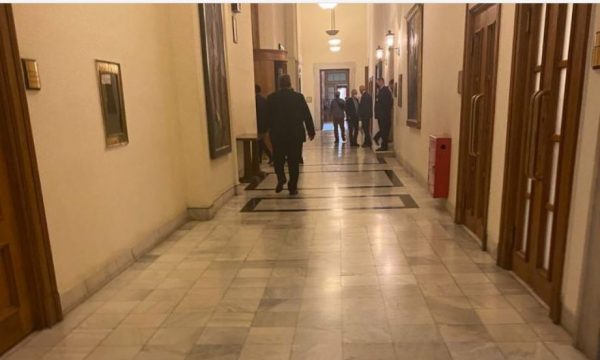 Αδειασε η Βουλή μέσα σε λίγα λεπτά, μετά τη θυελλώδη συνεδρίαση [φωτό]