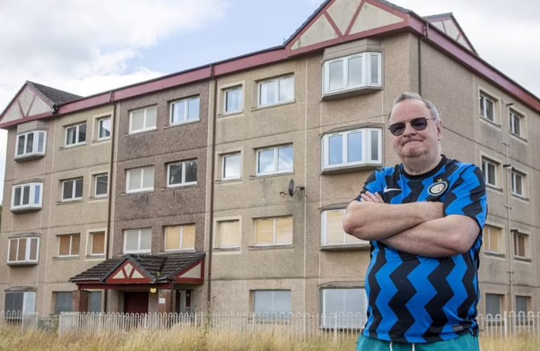 Βρετανία: Η γειτονιά του γκρεμίζεται και αυτός αρνείται να την εγκαταλείψει – Είπε όχι σε 35.000 λίρες