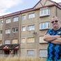 Βρετανία: Η γειτονιά του γκρεμίζεται και αυτός αρνείται να την εγκαταλείψει – Είπε όχι σε 35.000 λίρες