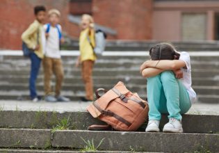 Υπόθεση bullying: «Μου κατέστρεψαν το παιδί, πάθαινε κρίσεις πανικού, απομονωνόταν»