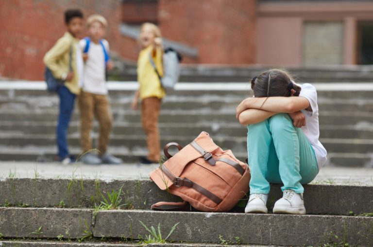 Υπόθεση bullying: «Μου κατέστρεψαν το παιδί, πάθαινε κρίσεις πανικού, απομονωνόταν»