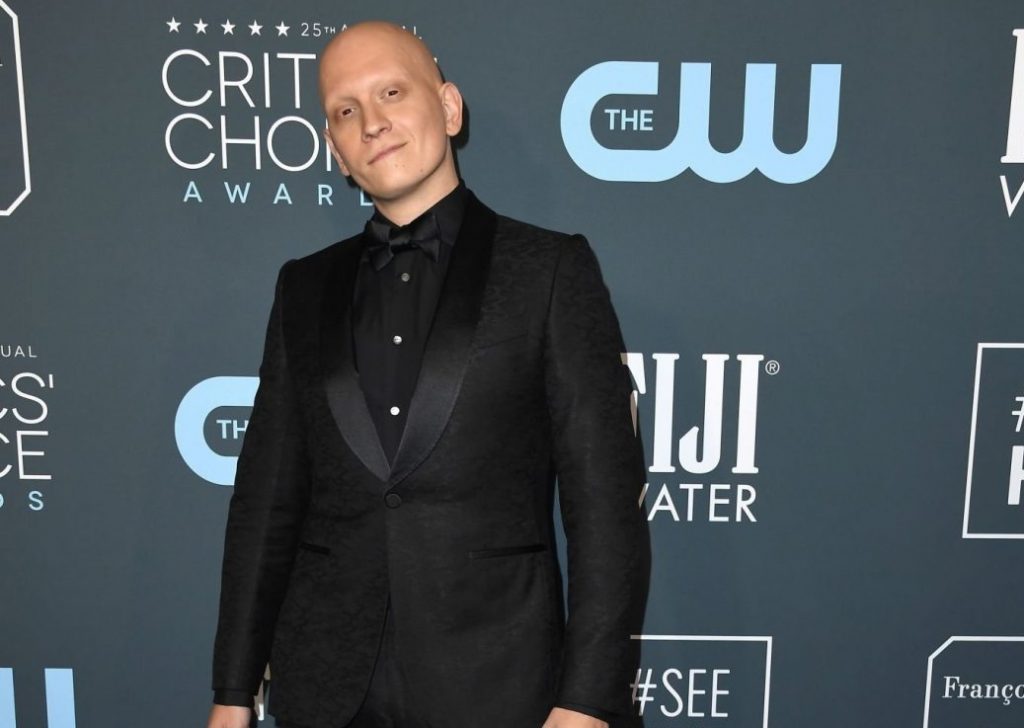 Άντονι Κάριγκαν: «Η αλωπεκία με έκανε καλύτερο ηθοποιό»