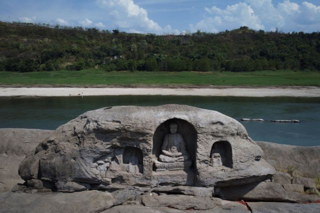 Κίνα: Ένα νησί και τρία βουδιστικά αγάλματα εμφανίστηκαν στον ποταμό Γιανγκτσέ, καθώς πέφτει η στάθμη του νερού