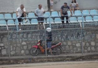 Ντελιβεράς… εισέβαλε με το παπάκι του στο Λαμία-ΑΕΚ Β και έδωσε καφέδες μέσα στο γήπεδο! (Pic)