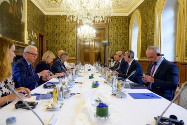 Στην Πράγα ο Δένδιας:  Άτυπη συνάντηση ΥΠΕΞ της ΕΕ για Ουκρανία και Αφρική