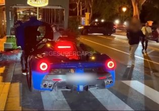 Παρκαδόρος έριξε κατά λάθος Ferrari 3 εκατ. πάνω σε σκούτερ: «Είσαι ηλίθιος», φώναζε ο ιδιοκτήτης