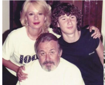 Συγκινεί ο Γιάννης Παπαμιχαήλ με σπάνια φωτογραφία με τους γονείς του