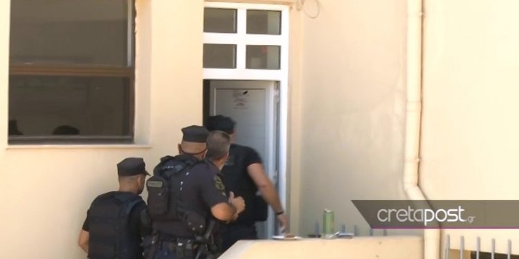 Γυναικοκτονία: Στον ανακριτή υπό δρακόντεια μέτρα ασφαλείας ο 60χρονος που σκότωσε τη σύζυγό του στο Ρεθύμνο