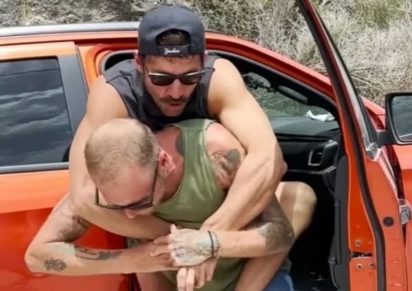 Τσαπατάκης: Τον σήκωσαν στην πλάτη για να κατέβει δύσβατη παραλία – «Οι φίλοι μου γίνονται τα πόδια μου»