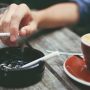 Έρευνα: Να τι κάνει ο συνδυασμός νικοτίνης και καφεΐνης το πρωί