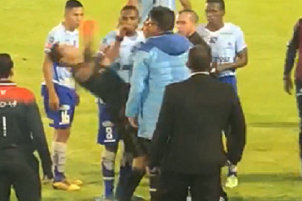 Νέο περιστατικό βίας με διαιτητή να δέχεται… μπουνιά επειδή έδωσε πέναλτι