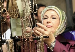 Εμινέ Ερντογάν: Μαζεύει ντομάτες στα χωράφια με τις αγρότισσες (δείτε βίντεο)