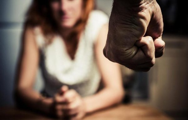 Όταν η φίλη σου παίρνει τηλέφωνο για να πει: «Ο μαλ@κας σκότωσε τη μάνα μου»…