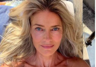 Η Πολίνα Πορίζκοβα, 57 ετών, ποζάρει γυμνή για να «δοξάσει» το σώμα της