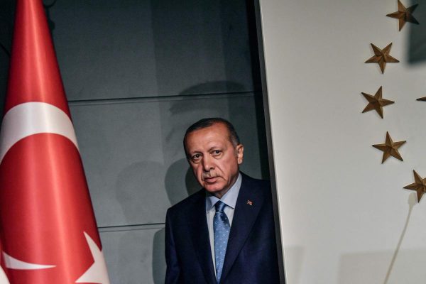 Tagesspiegel: «Ο Ερντογάν αφήνει να ρεύσουν τα ρούβλια του Πούτιν – Αυξάνεται η εξάρτηση της Τουρκίας από τη Ρωσία»