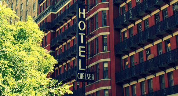 Πίσω από τους τοίχους του Chelsea Hotel: Ο μύθος της ηδονής και της θλίψης της Νέας Υόρκης