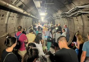 Χάλασε το τρένο: Εκατοντάδες επιβάτες έμειναν 5 ώρες μέσα στη σήραγγα της Μάγχης