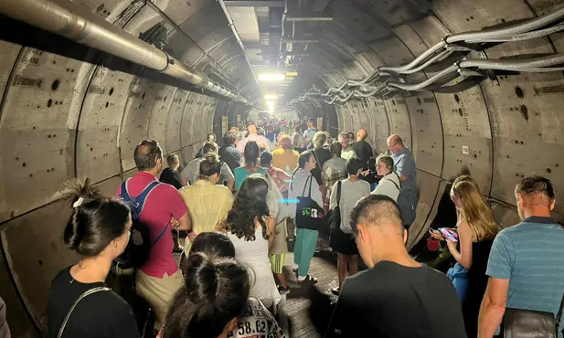 Χάλασε το τρένο: Εκατοντάδες επιβάτες έμειναν 5 ώρες μέσα στη σήραγγα της Μάγχης