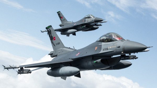 Τουρκικά F-16 έκαναν υπερπτήσεις πάνω από ελληνικά νησιά ανήμερα Δεκαπενταύγουστου
