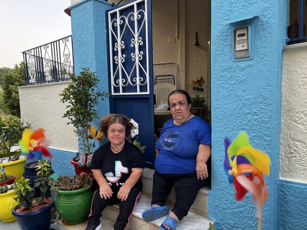 Δυο γυναίκες με νανισμό ανοίγουν την καρδιά τους: «Με κοροϊδεύανε, ο κόσμος με κοιτούσε»