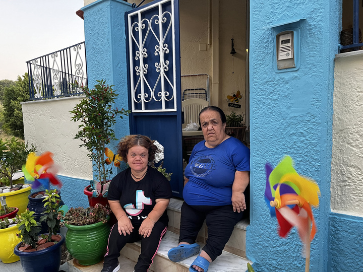 Δυο γυναίκες με νανισμό ανοίγουν την καρδιά τους: «Με κοροϊδεύανε, ο κόσμος με κοιτούσε»