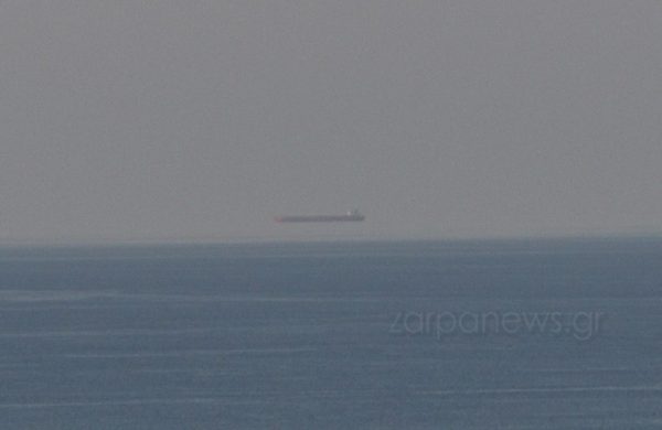 Κρήτη: Το φαινόμενο Fata Morgana εμφανίστηκε στα Χανιά – Γιατί βλέπουμε το δεξαμενόπλοιο να «αιωρείται»;