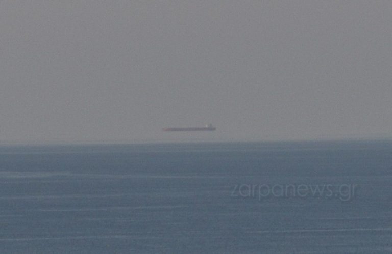 Κρήτη: Το φαινόμενο Fata Morgana εμφανίστηκε στα Χανιά – Γιατί βλέπουμε το δεξαμενόπλοιο να «αιωρείται»;