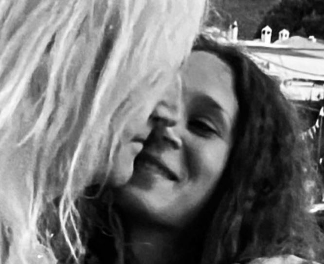 Έλενα Φερεντίνου: Η σύντροφος του Νίκου Καρβέλα δημοσιεύει πρώτη φορά φωτογραφία με το παιδί τους