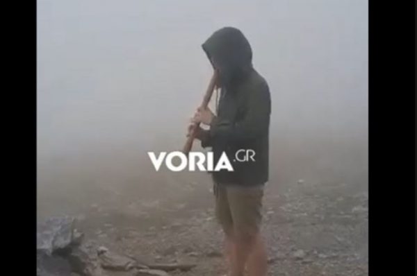 Ολυμπος: Γερμανός μουσικός παίζει φλάουτο στα 2.650 μέτρα με χαλάζι και χιόνι