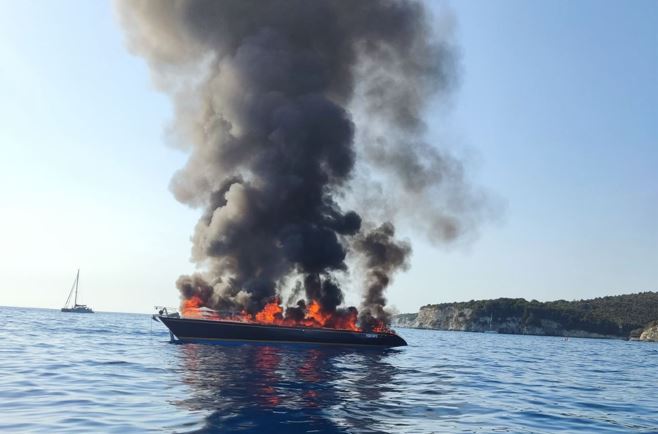 Παξοί: Στις φλόγες ιστιοφόρο – Καλά στην υγεία τους οι επτά επιβαίνοντες