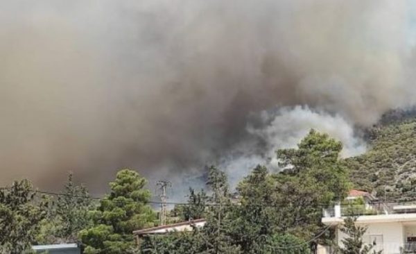 Φωτιά στη Νέα Πέραμο: Βελτιωμένη η εικόνα – Οι εκτιμήσεις του meteo για την εξέλιξή της