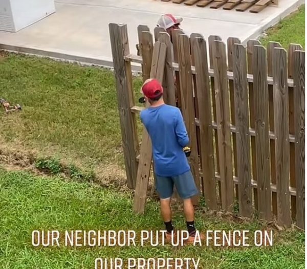 Ιδιοκτήτης σπιτιού εκδικείται τον γείτονα του που χτίζει φράχτη μέσα στον κήπο του