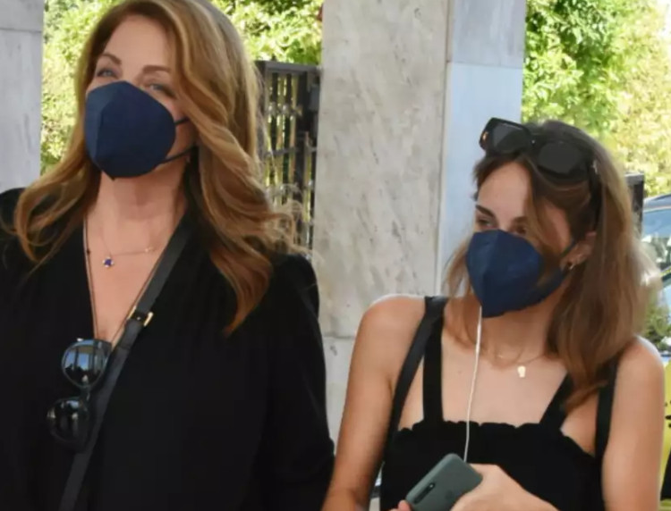 Άντζελα Γκερέκου: Έβγαλε τα μαύρα ρούχα ένα χρόνο μετά τον θάνατο του Τόλη Βοσκόπουλου