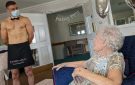 Απίθανη γιαγιά: Γιόρτασε τα 106α γενέθλιά της προσλαμβάνοντας γυμνό μπάτλερ