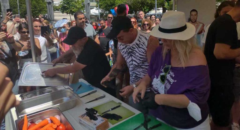 Γιώργος Μαζωνάκης: Μαγειρεύει για την κοινωνική κουζίνα του «Άλλου Ανθρώπου» στο Αγρίνιο