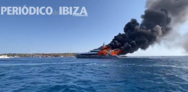 Ισπανία: Σούπερ γιοτ 23 εκατ. ευρώ έπιασε φωτιά κοντά στην Ίμπιζα