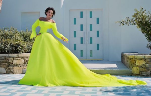 «Η δύναμη βρίσκεται στη γυναίκα που φοράει τα ρούχα» – Η Σίλια Κριθαριώτη στο βρετανικό Harper’s Bazaar