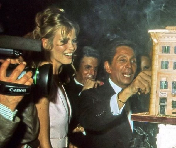 Η Κλόντια Σίφερ αποκαλύπτει πώς ήταν πραγματικά η ζωή του supermodel τη δεκαετία του ’90